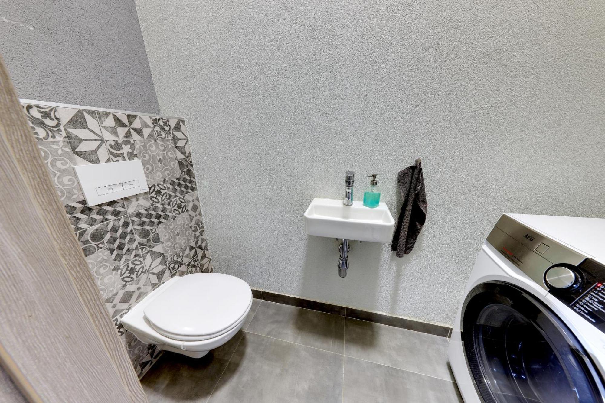 Lovely 2-Bedroom Apartment In Centre Of Bratislava Luaran gambar