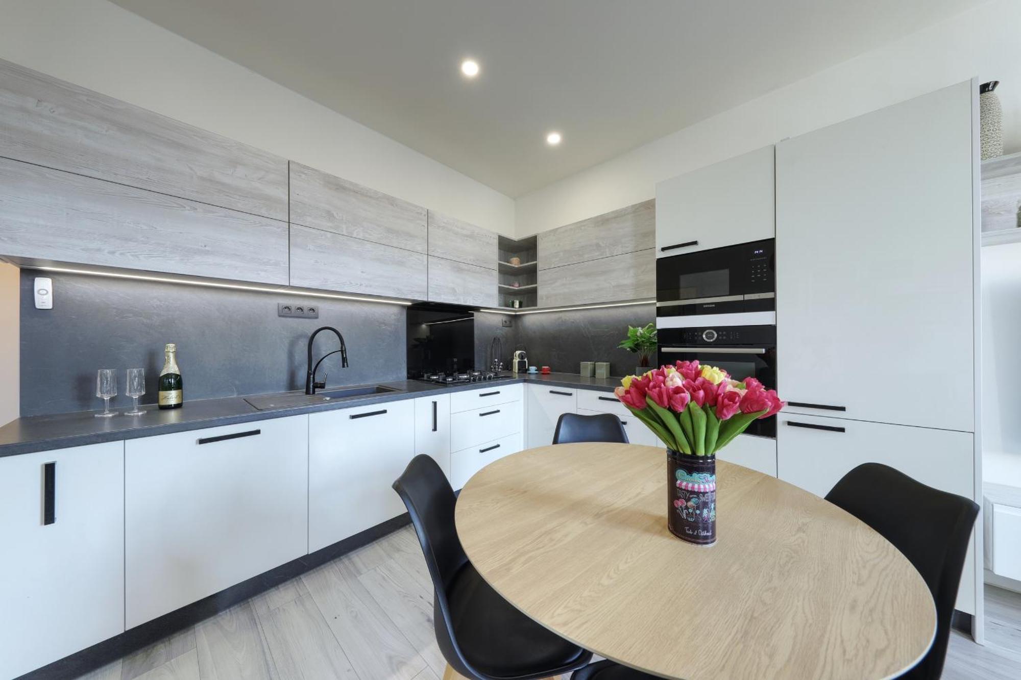 Lovely 2-Bedroom Apartment In Centre Of Bratislava Luaran gambar